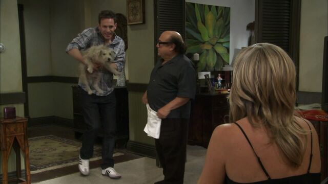 File:Dee's apartment.jpg