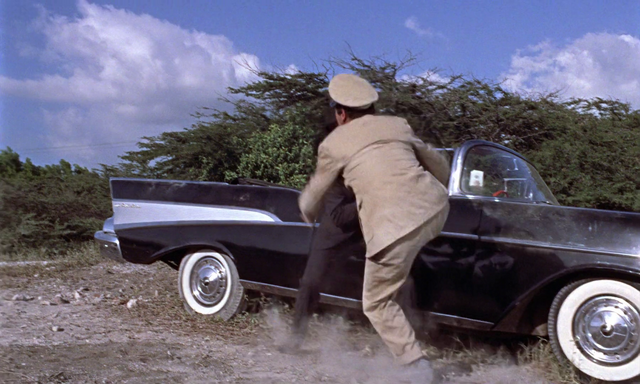 Fichier:Jones affrontant Bond.png