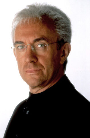 Fichier:Elliot Carver.jpg