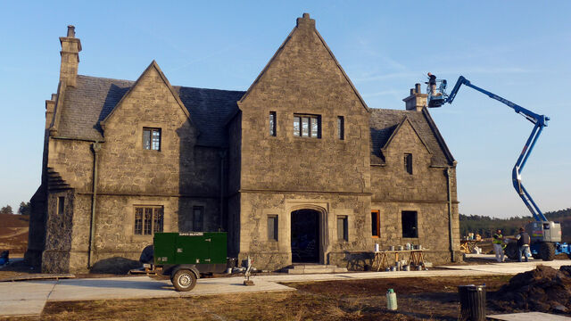 Archivo:Skyfall Lodge under construction.jpg