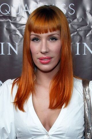 File:400px-Esthero.jpg