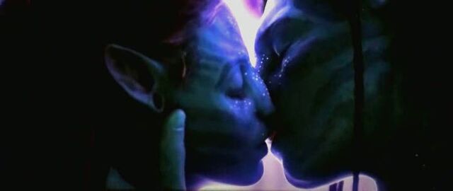 File:Jake and Neytiri kissing.jpg
