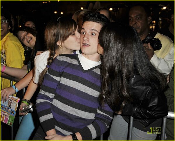 File:Josh Hutcherson- 02.jpg