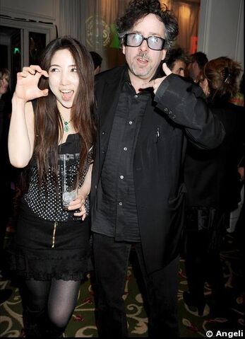 File:Grudge192906-aiko-horiuchi-et-tim-burton-lors-de-la-637x0-3.jpg