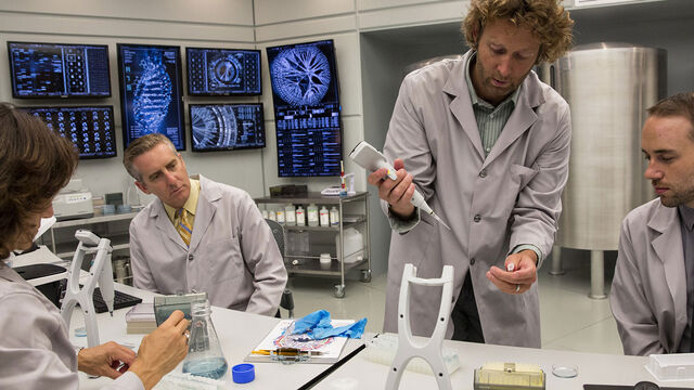 File:Tech-injecting-tube.jpg