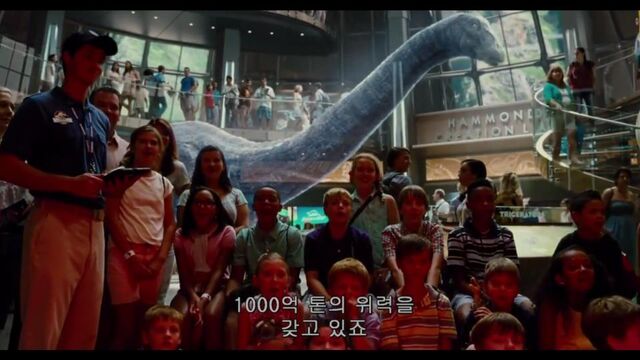 File:Apatosaur-hologram-looking-at-extintion-video.jpg