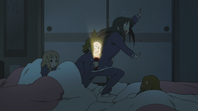 File:Ritsu scaring Mio.png