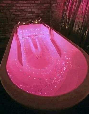 Plik:Różowejacuzzi.jpg