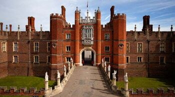 81425340 HamptonCourtPalace1
