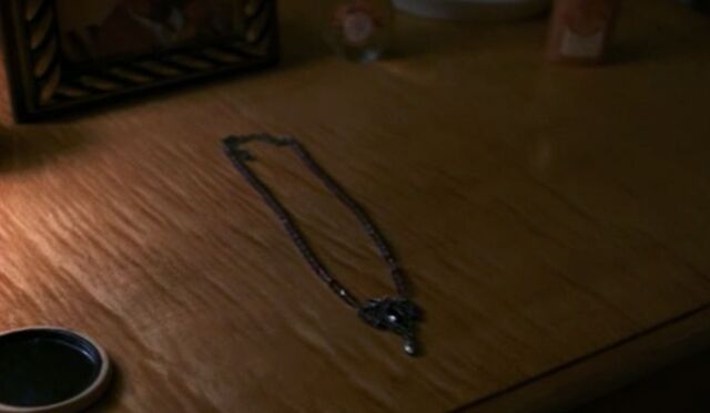 File:Necklace.jpg