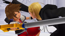 Sora esquivando a Larxene.png