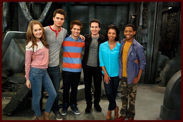 File:Season 3 Cast.jpg