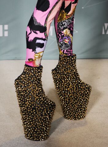 File:Noritaka-tatehana-gold-studded-platform-shoes-profile.jpg