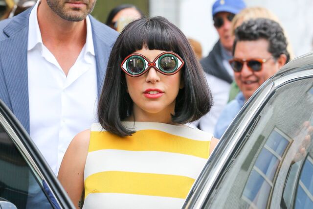File:5-4-15 Leaving her apartment in NYC 001.jpg