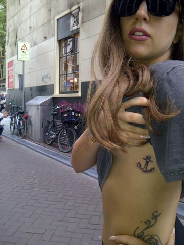 Fichier:GagaTattoo-Ancre.jpg