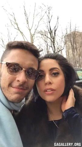 File:2-14-15 Arriving at her apartment in NYC 001.jpg