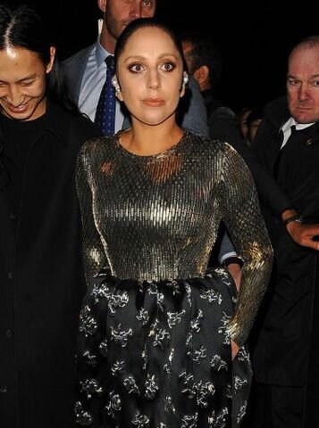 File:3-6-15 Leaving Balenciaga Fashion Show 002.jpg