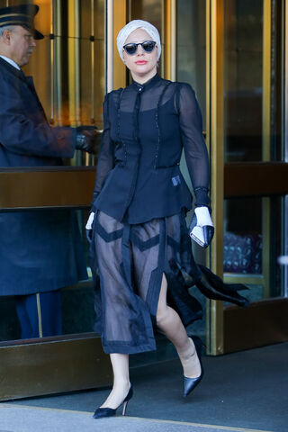 File:11-21-15 Leaving her apartment in NYC 001.jpg