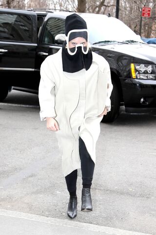 File:3-23-14 Arriving at her apartment 002.jpg