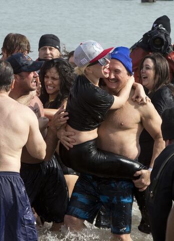 File:3-6-16 Polar Plunch splashdown in Chicago 001.jpg
