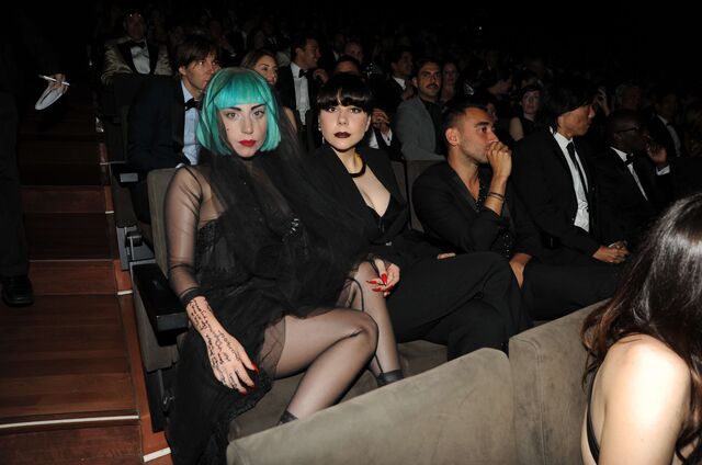 File:6-6-11 Audience Show 001.jpg