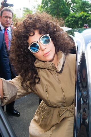 File:7-28-14 Leaving her apartment in NYC 002.jpg