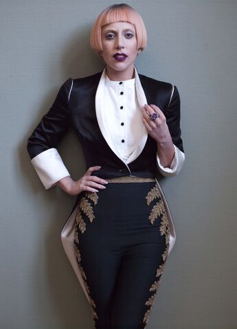 File:Mario Testino 2010.jpg