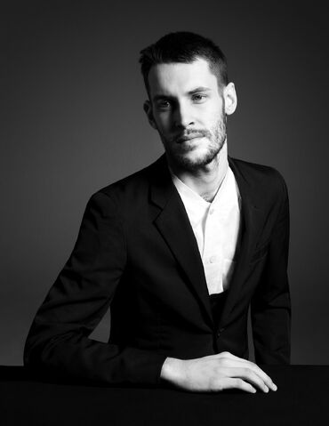 File:Simon Porte Jacquemus.jpg