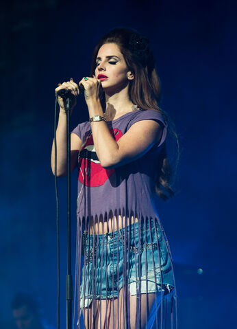 File:Lana-del-rey-isle-of-wight-festival-3.jpg