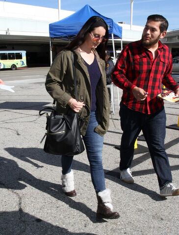 File:Lana-del-rey-at-lax-airport-january-2016-10.jpg