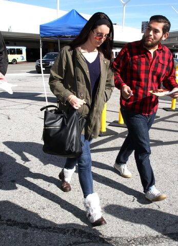 File:Lana-del-rey-at-lax-airport-january-2016-6.jpg