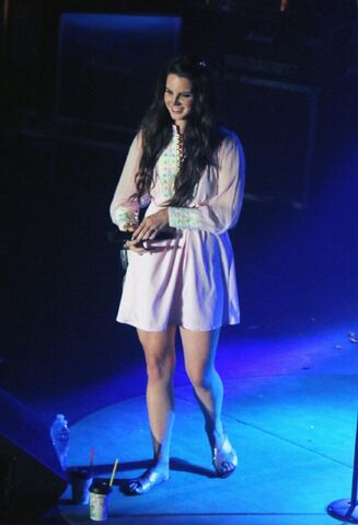 File:Lana-del-rey-performs-at-shrine-auditorium-and-expo-hall-in-los-angeles 1.jpg