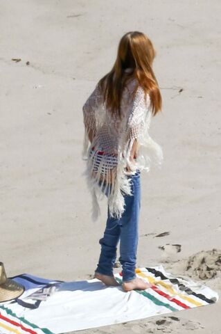 File:Lana-del-rey-bikini-body-beach-03.jpg