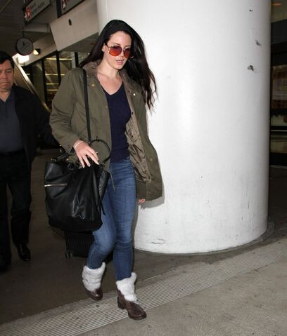 File:Lana-del-rey-at-lax-airport-january-2016-7.jpg
