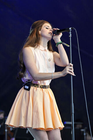 File:Lana+Del+Rey+Mika+performs+Lovebox+Festival+6huBo9gYbq l.jpg