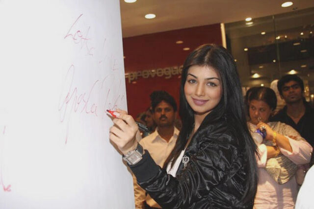 File:Ayesha-takia-autograph-still.jpg