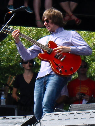 File:Andrew white kaiser chiefs.jpg