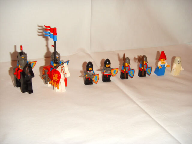 File:6081 Minifigures.jpg