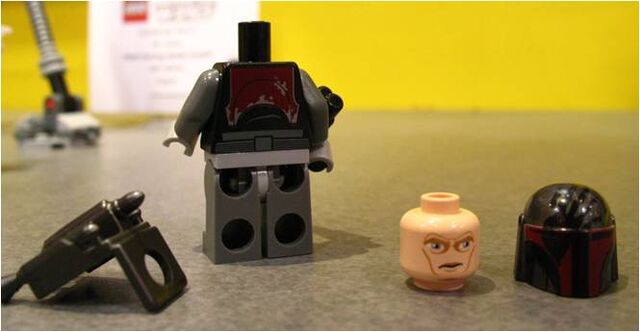 File:75022 Mandalorian In Pieces.jpg