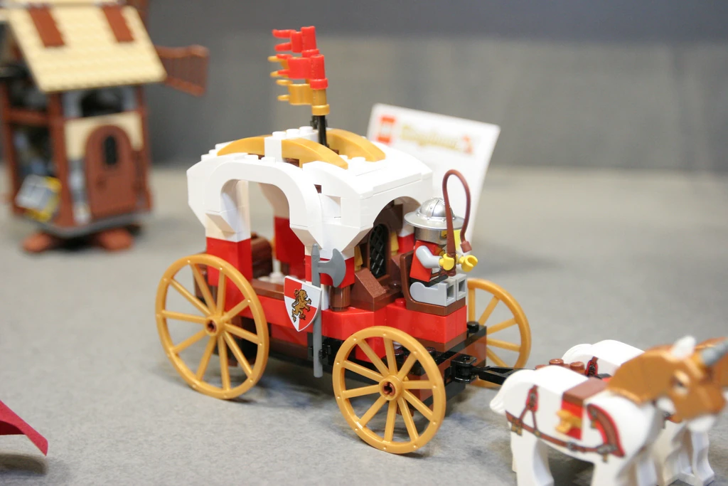 Image LEGO Toy Fair Kingdoms 7188 King's Carriage Ambush 11.jpg