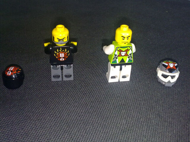 File:8896 Minifigures Back.jpg