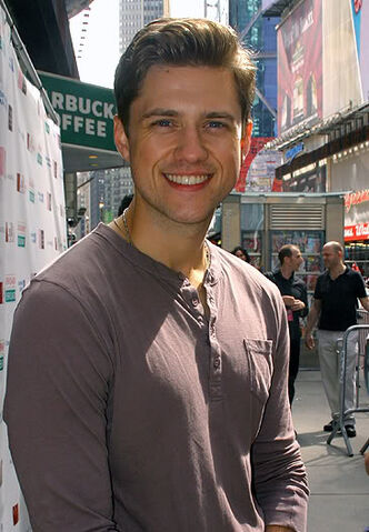 File:Aarontveit1.jpg