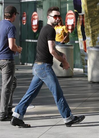 File:Adam-Levine-arriving-lakers-game-in-Levis-Jeans-21.jpg