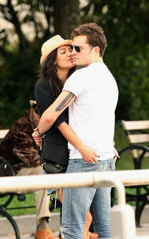 File:Ed-westwick-jessica-szohr-levis-nyc1.jpeg