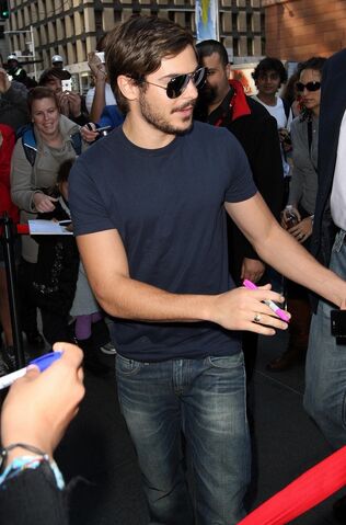File:Zac-efron-sunrise-australia-04.jpg