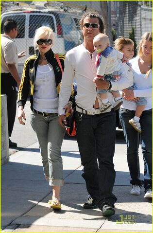 File:Gwen-stefani-long-beach-05.jpg