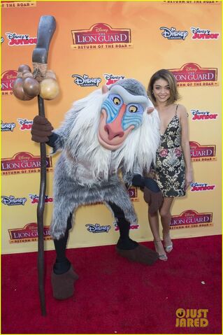 File:Sarah-hyland-ariel-winter-others-lion-guard-premiere-31.jpg
