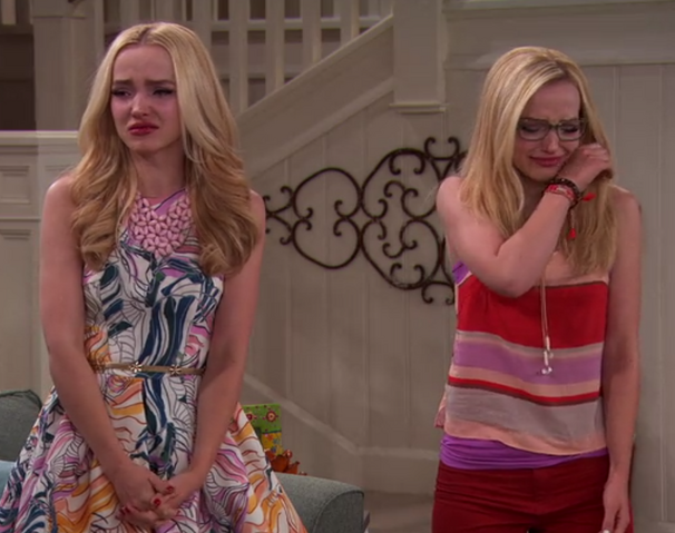 File:Dove Cameron Finale 23.png