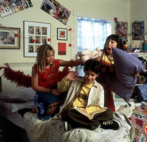 File:Lizzie-cast-lizzie-mcguire-17953199-992-962.jpg