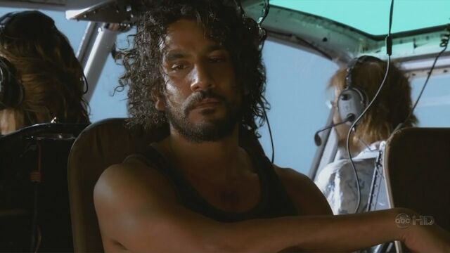 קובץ:4x03 Sayidcopter.jpg